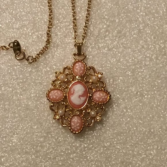 Vintage & lovely Avon cameo necklace - Picture 12 of 16